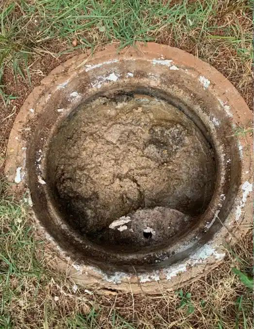 Fossa séptica antes da limpeza